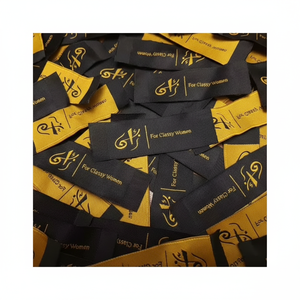 Vente en gros d'étiquettes personnalisées brodées en polyester damassé avec logo étiquettes pliantes blanches et noires bon marché - Product Image 1