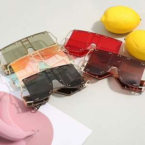 Lunettes de soleil steampunk carrées pour femmes, avec logo personnalisé, rivets métalliques uniques, protection UV400, style masque. - Product Image 6