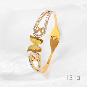 กำไลข้อมือสแตนเลสสตีลชุบทอง 18K PVD ลายใบมะกอก |   กำไลแบบเปิดประดับเพชรซิร์คอน |   ทนทาน ป้องกันอาการแพ้ และกันน้ำ - Product Image 6