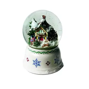 कस्टम क्रिसमस उपहार बर्फ ग्लोब, क्रिसमस गांव बर्फ ग्लोब, सर्दियों चमक कला गेंद बारी बारी से 7 रंग बदलने प्रकाश संगीत बॉक्स