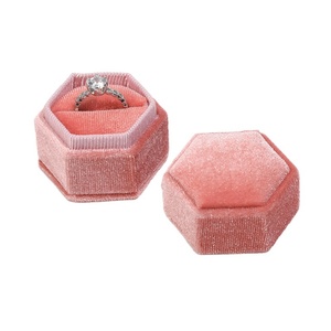 YaNeng - Caja de Joyería Hexagonal de Terciopelo de Lujo Vintage con Logotipo Personalizado, Cierre de Hebilla, Embalaje para Anillos Dobles, Modelo YN-H2024014 - Product Image 4
