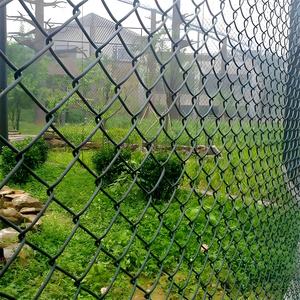 Eenvoudig te monteren 6x6 kettingscherm. Gebruikt voor schoolomheiningen. Geketend gaashekwerk. - Product Image 3