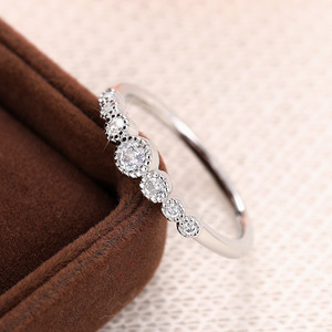 Anello Minimalista Sottile dal Design Elegante e Moderno, Accessorio per Feste, Ufficio e Outfit Quotidiani - Product Image 2