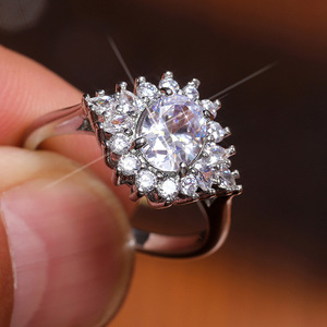 Anello di fidanzamento da donna F738 in argento con diamante ovale coltivato in laboratorio e diamanti laterali, colore G - Product Image 4