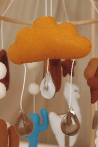 Se vende preciosa cuna de peluche de fieltro hecha a mano, color personalizado, móvil con anillo de madera - Product Image 3