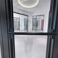 Ventanas exteriores modernas de aluminio con aislamiento térmico, correderas, negras, de piso a techo, con vidrio de una sola capa, de diseño personalizado y eficiencia energética.