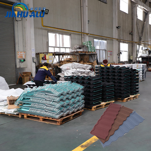 Tuiles de <span class=keywords><strong>toiture</strong></span> en métal vert, basées sur des tôles d'acier Aluzinc de 0,18 à 0,5 mm, plaques de <span class=keywords><strong>toiture</strong></span> revêtues de pierre pour la construction de maisons - Product Image 1