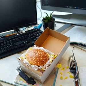 段ボール紙ダブルバーガーボックス無地デザイン光沢マットラミネーションエンボス金箔とスタンピングオプション - Product Image 3