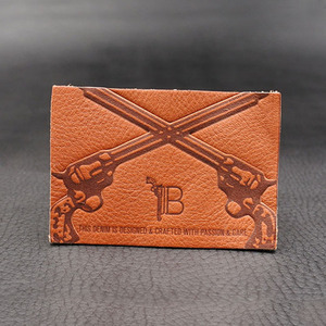 Etiqueta de Cuero para Prendas Euroview 4.2x6.7Cm con Logotipo Personalizado en Relieve - Product Image 2