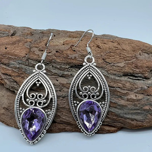 Orecchini Pendenti Vintage a Goccia Viola per Donne, Orecchini Floreali Traforati, Gioielli di Moda per Uso Quotidiano e Feste - Product Image 2