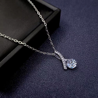 Vente directe d'usine Vanletine's Day cadeau brillant cristal zircone collier en acier inoxydable amour noeud pendentif collier