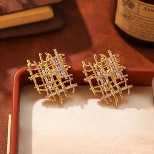 Pendientes de Botón de Metal Tejido Chapados en Oro con Microincrustaciones de Circonita Geométrica de Estilo Europeo Americano de Alta Gama para Mujer, Regalo de Moda - Product Image 4