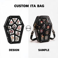Bolso Bandolera Ita Lolita con Diseño Gótico Personalizado al por Mayor, en Forma de Ataúd, con Múltiples Ventanas para Exhibición de Insignias, Estética Oscura