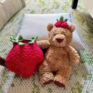 Nouvelle peluche ours fraise Barcelo avec rembourrage en coton PP, poupée apaisante pour bébé, cadeau d'anniversaire pour les 7-14 ans - Product Image 3