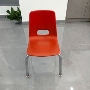 Chaise en plastique pour enfants, rouge, 29x29x60 cm, dossier solide, empilable, design minimaliste pour enfants - Product Image 1