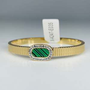 Brazalete de Moda en Acero Inoxidable 316L con Baño de Oro PVD e Incrustaciones Verdes de Cristal - Product Image 1