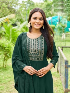 Robes de créateur en rayonne lourde avec quatre feuilles latérales avec Dupatta pour mariage et fête disponibles au prix d'exportation - Product Image 6