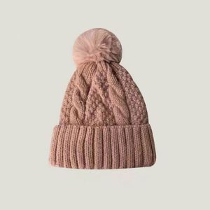 Gorro de Invierno Tejido con Logotipo Personalizado, Venta Caliente 2025, con Pompón de Piel Sintética, Unisex, Ajustable, Blanco y Negro, para Playa - Product Image 4