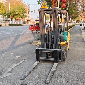 Montacargas Diésel Komatsu FD25 Usado de 2.5 Toneladas con Neumáticos Sólidos y Mástil de Tres Etapas en Venta en China - Product Image 3
