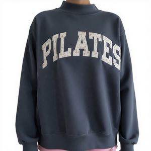 Pull tricoté d'hiver éco-responsable pour femme, col roulé long et ample, style streetwear minimaliste et respirant pour un confort quotidien - Product Image 1