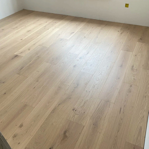 Parquet en bois d'ingénierie à lattes larges, qualité ISO9001, ABCD, anti-moisissure, système clic, brossé, multicouche 18mm pour villa - Product Image 1