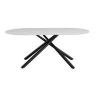 Table à manger ovale moderne en pierre frittée avec quatre pieds en métal noir croisés pour la salle à manger