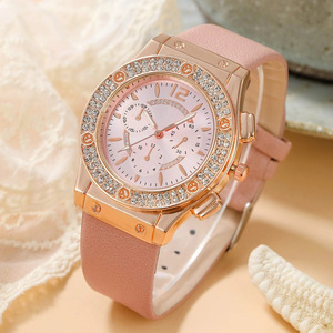 Reloj británico vintage con incrustaciones de diamantes y números arábigos retro. - Product Image 6