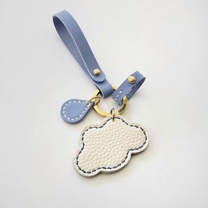 Nouveau style – Porte-clés multifonction en cuir PU motif nuage blanc et goutte de pluie, pendentif de sac, breloque pour cadeaux - Product Image 1