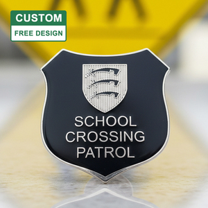 תג סיכה מתכתי מצופה אמייל של משמר מעבר חציה לבית ספר עם לוגו וטקסט מותאמים אישית - Product Image 1