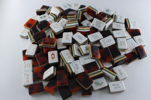 Mahjong Americano Grabado de 4 Capas, 160 Fichas con Acabado de Madera Burl, Tapete Imperial Lantern para Eventos de Diseño - Product Image 4