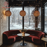 Ensemble de canapés de luxe modernes pour café, banquette incurvée en velours rouge bordeaux, table en bois, mobilier commercial pour restaurants et hôtels