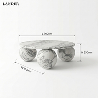 Table basse en marbre naturel Lander, table d'appoint moderne haut de gamme pour salon, table basse de luxe en marbre Arabescato avec pieds sphériques