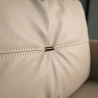 Sofa Kantor Kulit Beige Elegan Kaki Logam Hitam Sofa Minimalis Modern untuk Ruang Santai Eksekutif