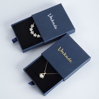Nouvel emballage de bijoux 2026 avec insert en éponge, boîtes à bijoux personnalisées avec logo et poignée en ruban, emballage élégant pour boucles d'oreilles