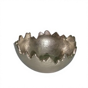 Tazón Decorativo de Aluminio de Diseño Único Hecho a Mano en India, Estilo Antiguo, para Frutos Secos - Product Image 1