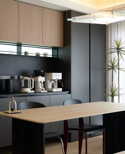 Meuble de cuisine moderne en bois massif de style luxe personnalisé avec îlot central et rangement intégré pour espace cuisine-salon - Product Image 3