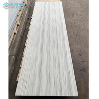 Dalle de surface solide en acrylique résistante à la chaleur au design moderne et élégant pour comptoirs de cuisine, salle à manger et salle de bain, et crédences.
