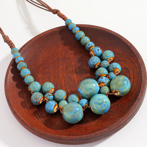 波西米亚风格彩色陶瓷串珠编织项链绿松石色似秋季水果项链，适合女性日常派对穿 - Product Image 3