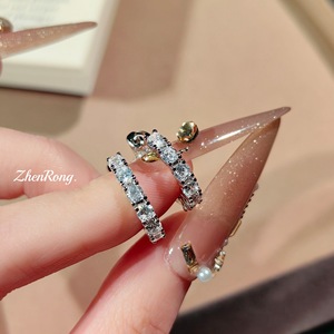 Aretes Martillados de Plata Reciclada Mate Asimétricos, Joyería Sostenible Hipoalergénica, Venta al por Mayor - Product Image 1