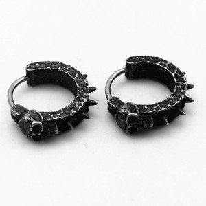 Pendientes Punk Huggie de yunnique, pendientes de aleación de zinc con forma de calavera negra, accesorios de moda unisex - Product Image 1