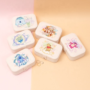 กล่องใส่เครื่องประดับหนัง PU รูปทรงสี่เหลี่ยมผืนผ้าแบบยืดหยุ่น - Product Image 1