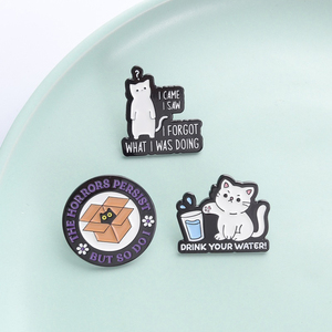 Pin de Esmalte de Gato Blanco Kawaii con Frase Divertida: Vino, Vi, Olvidé Qué Estaba Haciendo - Product Image 3