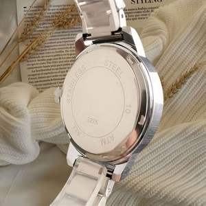 Montre à quartz pour femme, style professionnel, avec boîtier en alliage et bracelet en cuir - Product Image 5