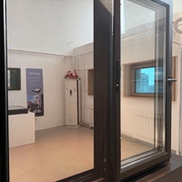 Fenêtres en aluminium à persiennes horizontales coulissantes modernes avec moustiquaire magnétique et isolation thermique pour villa
