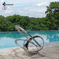 Sculpture de mascotte abstraite moderne en acier inoxydable forgé à la main avec surface miroir polie pour la décoration de jardins extérieurs et d'espaces publics