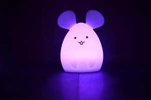 Kích thước nhỏ chuột dễ thương hình <span class=keywords><strong>LED</strong></span> ánh sáng ban đêm với chất liệu Silicone an toàn cho trẻ em đèn cạnh giường ngủ Đồ chơi đèn ngủ - Product Image 6