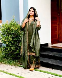 Venta al por mayor pesado bordado tradicional Salwar Kameez seda crujiente con manga completa secuencia de trabajo en el mejor precio - Product Image 2