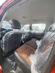 משאית טנדר s משאית היא כונן יד שמאל, אדום בצבע, עם מונית כפולה ו 4 x4 הנעה לכל גלגל - Product Image 6