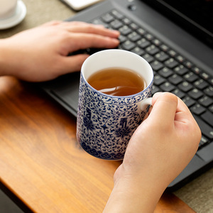 Tazza da Ufficio in Stile Retrò Blu e <span class=keywords><strong>Bianca</strong></span> con Coperchio e Filtro, Tazza in Ceramica per Microonde, Tazza in <span class=keywords><strong>Porcellana</strong></span> <span class=keywords><strong>Bianca</strong></span> per Regalo Aziendale - Product Image 4