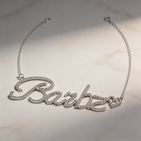 Collier personnalisé avec nom en acier inoxydable, lettres en cursive pavées de cristaux, pendentif plaque nominative personnalisée, cadeau pour femme, bijoux